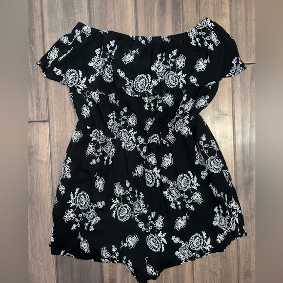 LA CLASSE BOUTIQUE ROMPER - Picture 2 of 5